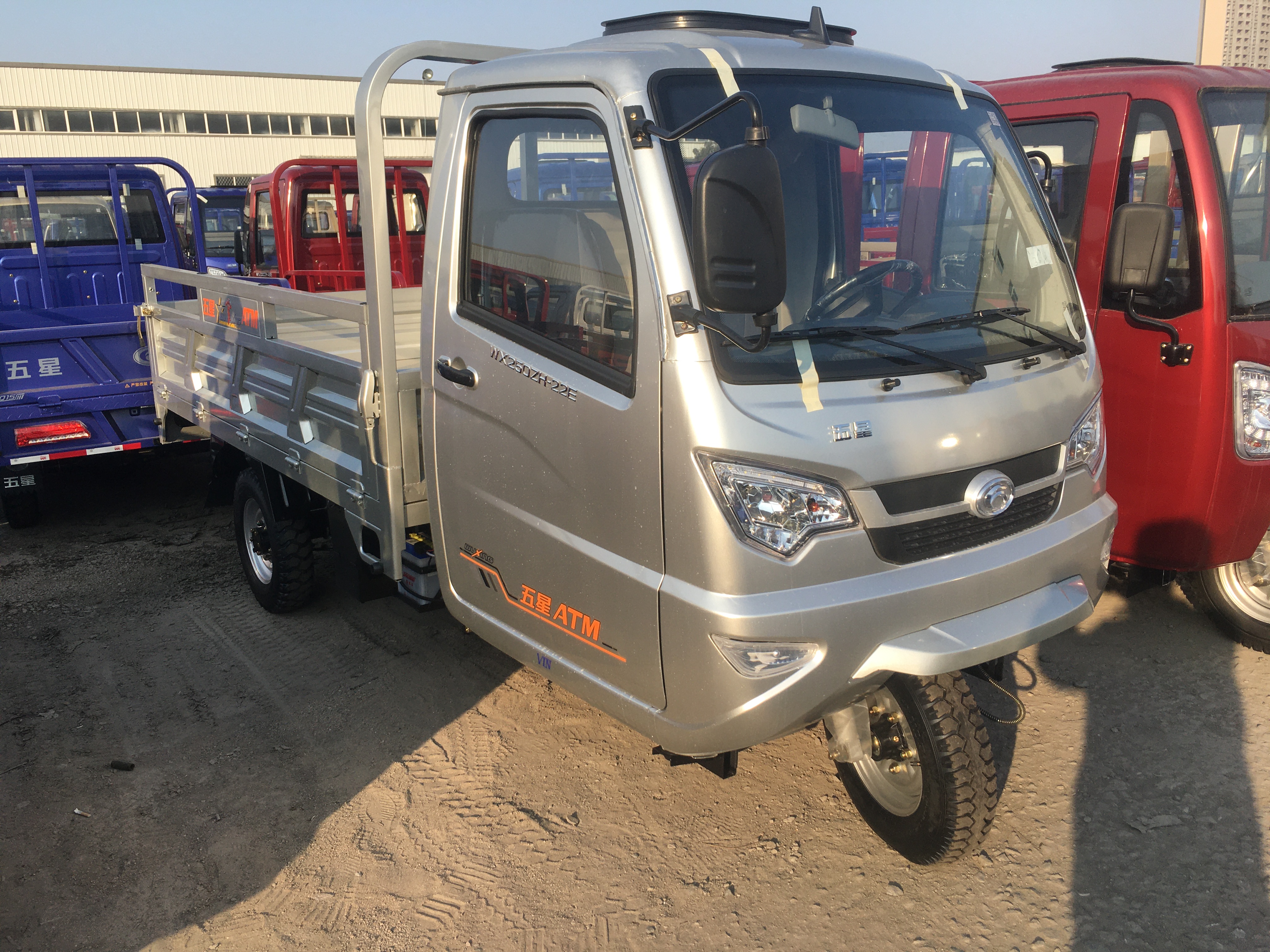 Modern weichai lovol enclosed cabin motocarro 250cc for sale Gasoline Tricycle